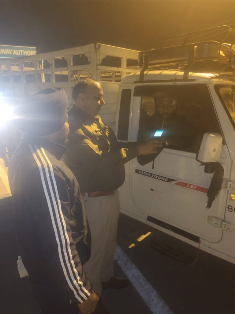 यातायात पुलिस की चेकिंग दिन रात रहेगी जारी*  *अपराधों पर लगाम लगाने के साथ साथ, आपातकालीन स्थिति में करेंगे वाहन चालकों की मददः- एसपी सिद्धान्त जैन*  डबवाली 02 मार्च । यातायात व्यवस्था को लेकर जिले की पुलिस सख्त हो गई है। पुलिस अधीक्षक ने यातायात व्यवस्था में सुधार के लिए शहर में नया ट्रैफिक प्लान लागू कर दिया गया है । यातायात नियमों का उल्लंघन करने वाले चालकों के ऊपर यातायात थाना पुलिस ने रविवार रात को चेकिंग अभियान चलाकर कार्रवाई की । यातायात पुलिस ने ट्रैफिक नियमों का पालन नहीं करने वाले ऐसे लोगों पर नकेल कसने के लिए कार्रवाई करते हुए फाइन वसूला. यातायात प्रभारी निरीक्षक प्रताप सिंह के नेतृत्व में  यातायात पुलिस द्वारा चेकिंग अभियान चलाया गया ।   इस अभियान के तहत शहर में बिना हेलमेट, बिना लाइसेंस मोटरसाइकिल से चलने वाले चालक तथा चार चक्का वाहन में बिना सीट बेल्ट लगाये चालकों के ऊपर कार्रवाई की गयी । साथ ही जो लोग बाइक लेकर घर से निकले थे और वे हेलमेट गाड़ी के कागजात और ड्राइविंग लाइसेंस साथ नहीं थे । उस पर कार्रवाई करते हुए ऐसे चालकों से जुर्माना वसूला गया । साथ ही ऐसे चालकों को जुर्माना वसूलने के बाद सख्त हिदायत दी गयी कि यदि आगे नियमों का पालन नहीं करेंगे तो भारी भरकम जुर्माना लगाया जाएगा । उन्होंने कहा कि यह अभियान आगे भी जारी रहेगा । सरकार के गाइडलाइन के बावजूद भी लोग बाज नहीं आ रहे हैं । बिना हेलमेट, बिना लाइसेंस और गाड़ी के कागजात के यातायात नियमों का पालन नहीं करने वाले लोगों पर ऐसे ही कार्रवाई होगी । दूसरी तरफ अब ऑनलाइन फाइन होने से लोगों की परेशानी और बढ़ गई है । नियमों का पालन नहीं करने वाले लोगों के जेब में यदि फाइन भरने के लिए पैसे नहीं हुए तो इससे कोई फर्क नहीं पड़ने वाला है, क्योंकि ऑनलाइन जुर्माना से गाड़ी के ओनर गाड़ी पर जुर्माना लग जाता है । जिसे किसी भी हाल में भरना होता है । पुलिस अधीक्षक ने कहा कि यातायात नियमों का पालन बेहद ही अनिवार्य है । इससे सड़क दुर्घटना में आप अपने आप व दूसरों का बचाव कर सकते हैं । इसका मकसद, कानून-व्यवस्था को मजबूत करना और सड़क दुर्घटनाओं को रोकना है । रात में वाहन चेकिंग अभियान से शराब पीकर वाहन चलाने वालों के खिलाफ कार्रवाई की जा रही है । रात में पुलिस की मौजूदगी से  आम लोगों को सुरक्षा का एहसास होगा और वे अपने सफर को सुगम व सुरक्षित तरीके से पूरा कर सकेंगे । । इसका एक अन्य लाभ यह है कि पुलिस, वाहन चेकिंग के ज़रिए, कानून-व्यवस्था को मजबूती मिलती है ।    पुलिस अधीक्षक ने आमजन को संदेश देते हुए कहा है कि पुलिस का काम अपराधों को रोकना,ही नहीं अपितु आपात स्थितियों में आम नागरिकों की मदद करना, भारी वाहनों को सड़क से दूर साइड में करवाना व वाहनों पर रिफ्लेक्टर लगाना ताकि रात में वाहन चालकों को किसी भी प्रकार की परेशानी का सामना ना करना पड़े । अगर आपके वाहन में किसी भी प्रकार की परेशानी आती है तो घबराएं नही, पुलिस आपकी सहायता के लिए सदैव हाजिर रहेगी । डबवाली पुलिस द्वारा रात के समय में वाहन का तेल खत्म होने, या कोई दुर्घटना होने पर हर संभव सहायता प्रदान की जा रही है ।
