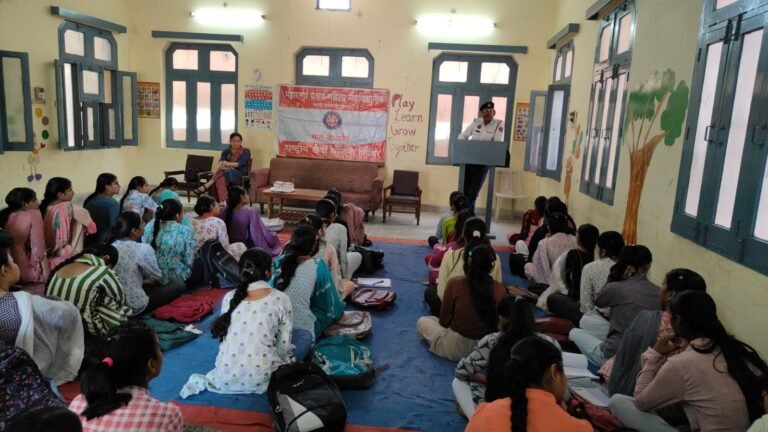 महाविद्यालय में पहुंचकर छात्राओं को पढ़ाया सड़क सुरक्षा का पाठ