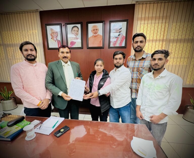 रिजल्ट में गड़बड़ी को लेकर कुलपति को सौंपा ज्ञापन