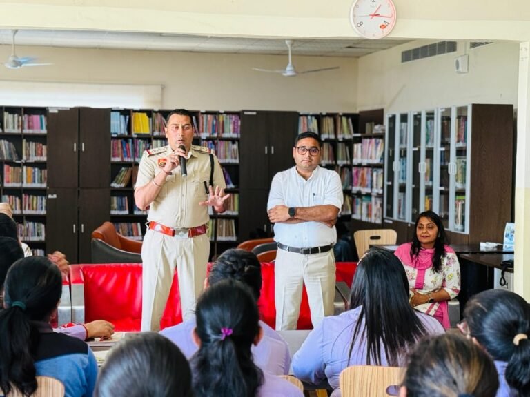 ट्रैफिक पुलिस ने विद्यार्थियों को पढ़ाया सडक़ सुरक्षा और यातायात नियमों का पाठ