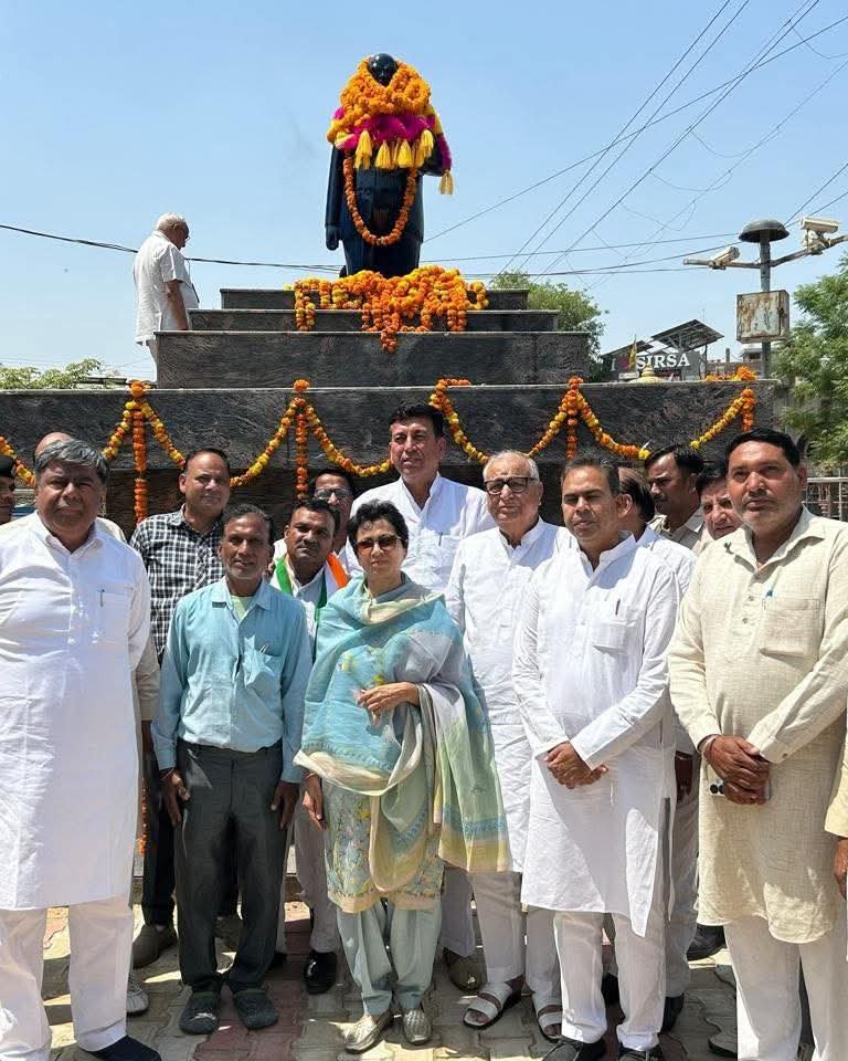 सांसद ने सिरसा में बाबा साहेब भीमराव अंबेडकर की प्रतिमा पर माल्यार्पण कर किए श्रद्धासुमन अर्पित