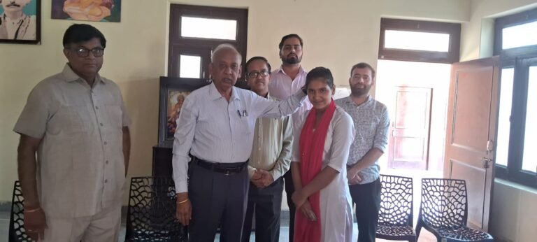 प्रथम रही छात्रा चेतना को किया सम्मानित
