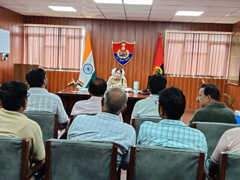 पुलिस अधीक्षक और पेट्रोल पंप संचालकों तथा शराब ठेकेदारों की बैठक