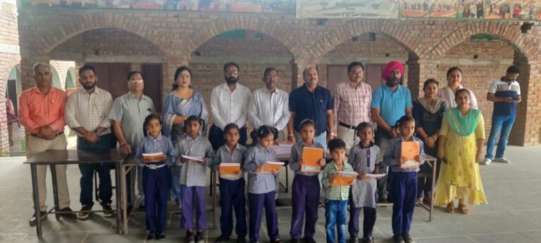 बाबा सरसाईनाथ बुक बैंक ने गांव पनिहारी स्कूल में वितरित की स्टेशनरी