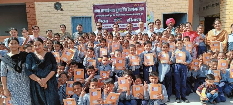 चार स्कूलों के 1500 विद्यार्थियों को बांटी स्टेशनरी