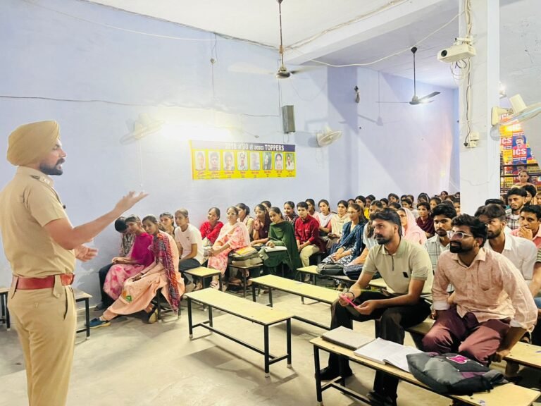 शिक्षण संस्थानों में जागरूकता सेमिनार