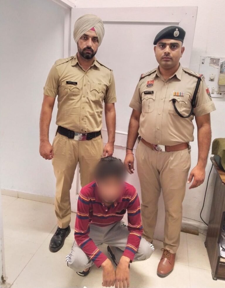 शस्त्र अधिनियम के मामले में वांछित आरोपी काबू
