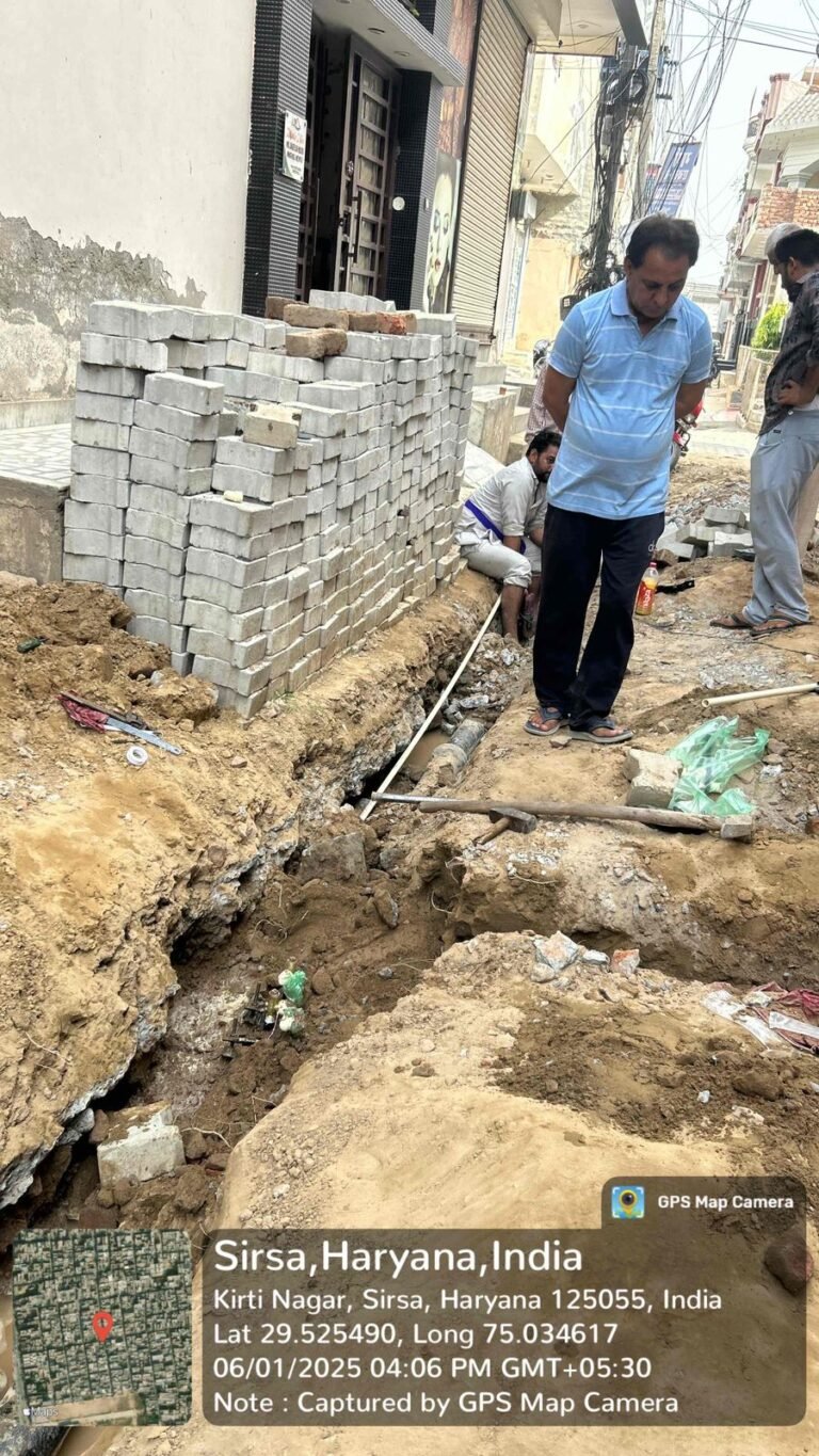 पब्लिक हैल्थ विभाग ने अधूरा छोड़ा गली में पाइप लाइन निर्माण कार्य, परेशानी
