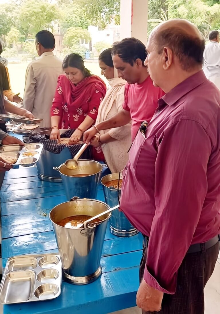 लंगर व मिठाई बांटकर मनाई संस्था वी फॉर यू की वर्षगांठ