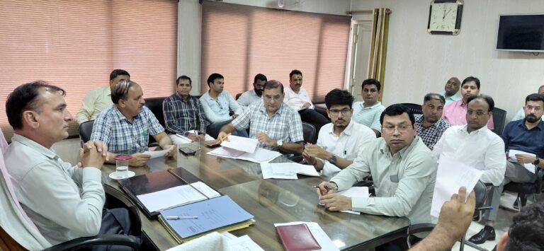 किसानों को खाद के साथ अन्य उत्पाद न दें खाद विक्रेता : संयुक्त निदेशक
