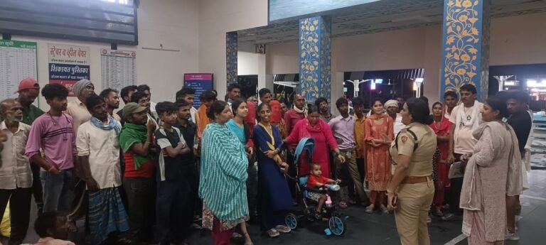 महिला थाना प्रभारी ने रेलवे स्टेशन पर पहुंचकर यात्रियों को नशे के दुष्परिणामों बारे किया सचेत*