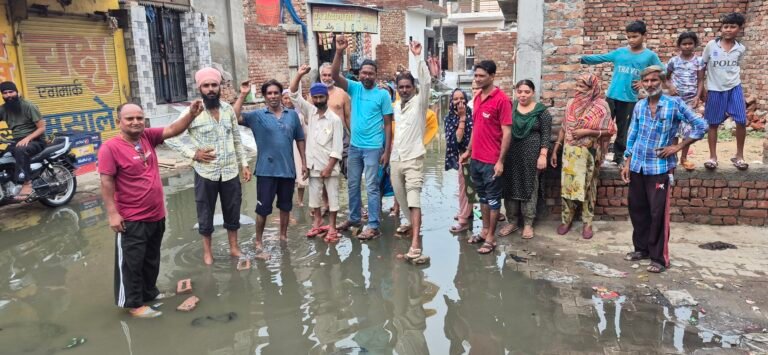जेजे कॉलोनी में सीवरेज और पेयजल संकट, आक्रोशित नागरिकों ने किया प्रदर्शन