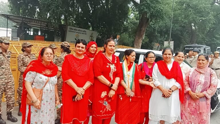 कांग्रेस की महिला जिलाध्यक्ष कृष्णा फौगाट के नेतृत्व में सैकड़ों महिलाएं दिल्ली पहुंची