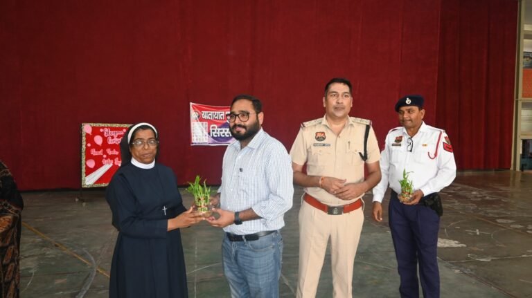 यातायात सुरक्षा नियमों पर स्लोगन प्रतियोगिता आयोजित
