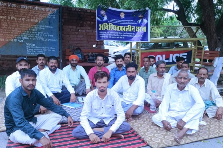 सरपंच की गिरफ्तारी की मांग को लेकर पीडि़त पक्ष ने दिया धरना