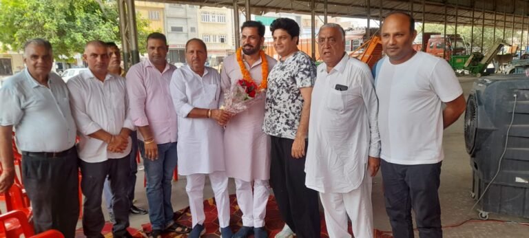 आढ़ती एसोसिएशन ने लगवाया स्वास्थ्य जांच व रक्तदान शिविर