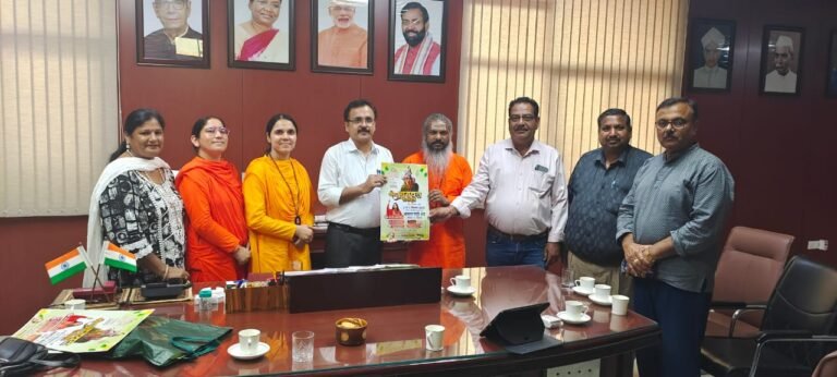 कुलगुरु प्रो. विजय कुमार को दिया कथा का निमंत्रण
