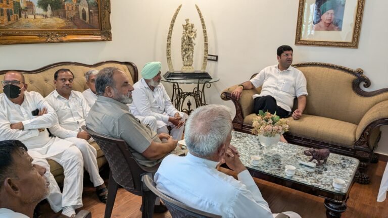पूर्व डिप्टी सीएम दुष्यंत चौटाला ने सुनी समस्याएं, करवाया समाधान