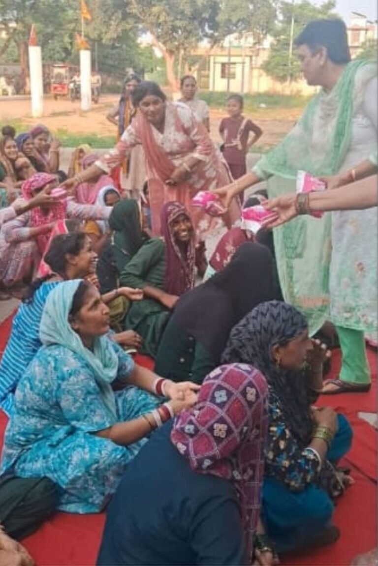 कांग्रेस महिला जिलाध्यक्ष कृष्णा फौगाट ने महिलाओं को बांटे सेनेटरी पैड