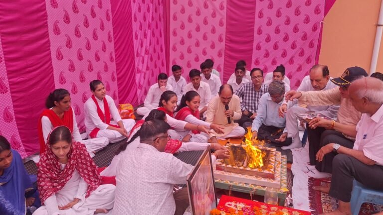 हवन यज्ञ से किया श्री सनातन धर्म संस्कृत महाविद्यालय के नए सत्र का शुभारंभ