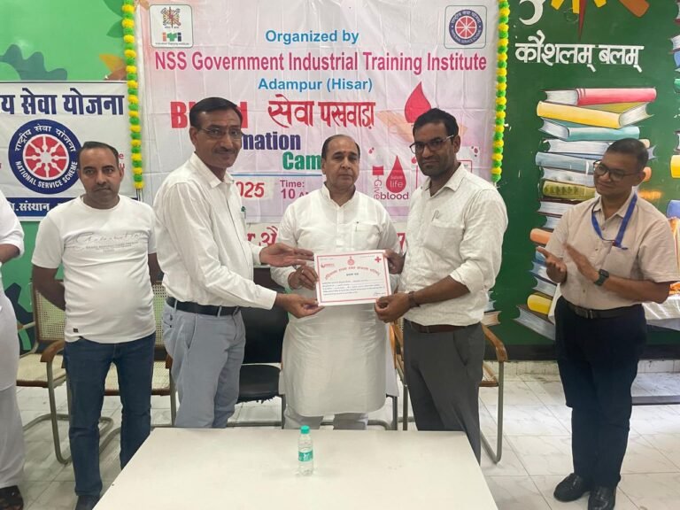 विधायक चंद्रप्रकाश ने बाढ़ पीड़ितों के लिए राहत कोष में दिया वेतन