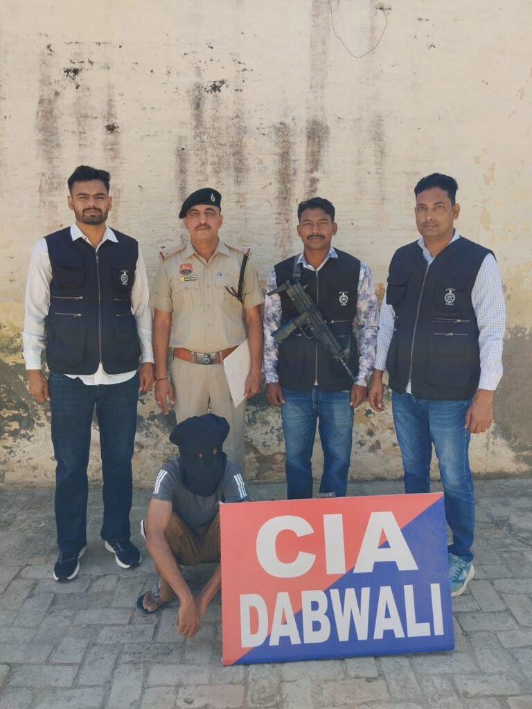 अवैध पिस्तौल 32 बोर, 12 बोर व एक जिंदा कारतूस सहित आरोपी धरा
