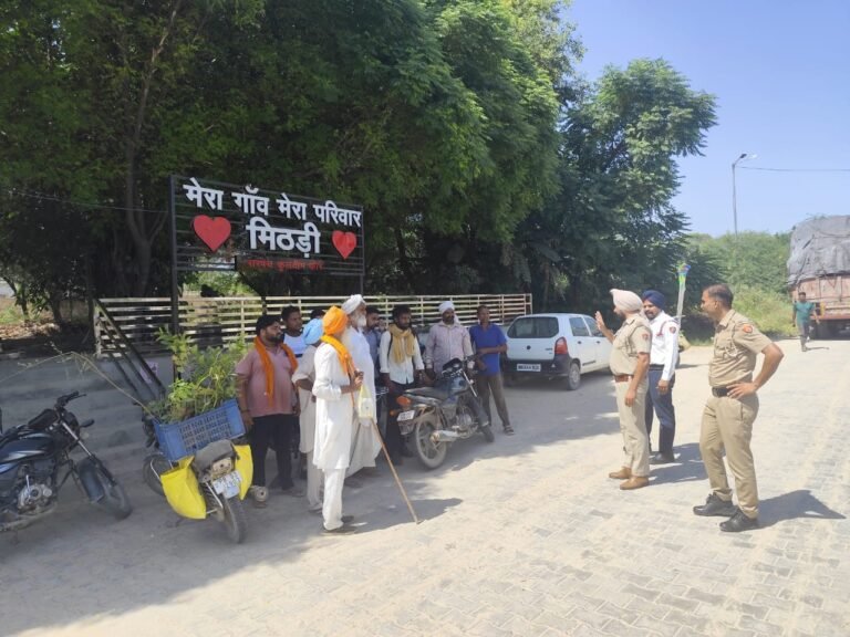 डबवाली पुलिस ने सेवा पखवाड़ा के तहत यातायात नियमों का पढ़ाया पाठ, वाहनों पर लगाए रिफ्लेक्टर