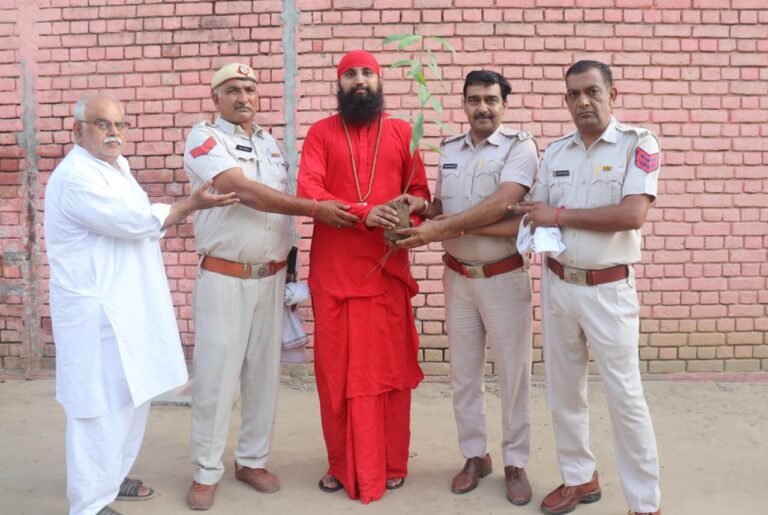 कारगार परिसर में स्वामी विज्ञानानंद ने किया पौधारोपण