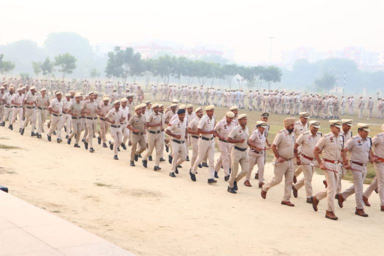 एसपी दीपक सहारण ने परेड़ ग्राउंड में पंहुचकर सप्ताहिक जनरल परेड़ की सलामी लेकर परेड़ का निरीक्षण किया ।