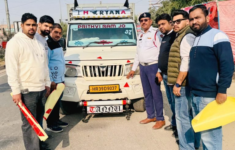 वर्धमान जैन युवक मंडल ने वाहनों पर रिफलेक्टर लगाकर चालकों को यातायात नियमों का पाठ पढ़ाया