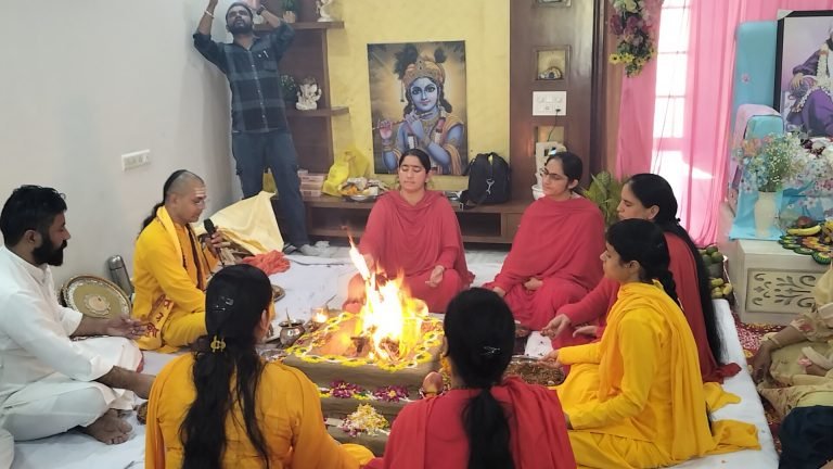 कथा की समाप्ति पर करवाया यज्ञ पूजन