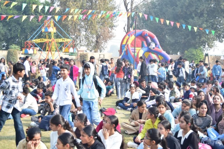 श्री चैतन्य टेक्नो स्कूल में हर्षोल्लास के साथ मनाया बाल दिवस