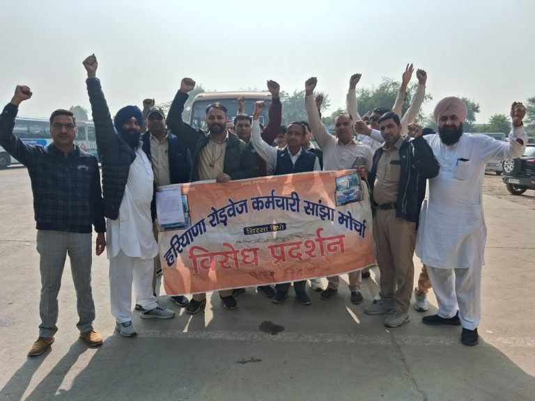 रोडवेज कर्मचारियों ने प्रदर्शन कर महाप्रबंधक को सौंपा ज्ञापन