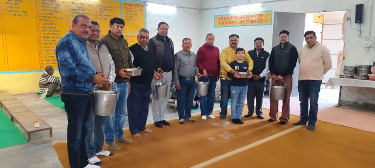 माता की पुण्यतिथि पर हरिभोजन में करवाया भंडारा