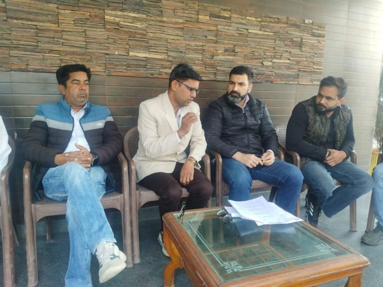 धरनारत लोगों ने की विधायक गोकुल सेतिया से मुलाकात