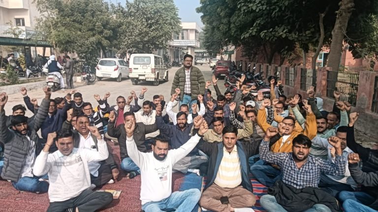 ऑनलाइन ट्रांसफर पॉलिसी के विरोध में कर्मचारियों ने किया प्रदर्शन