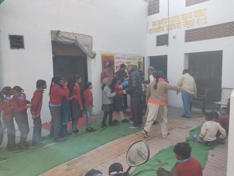 जरूरतमंद बच्चों को गर्म टोपी, जुराबें व फल वितरित