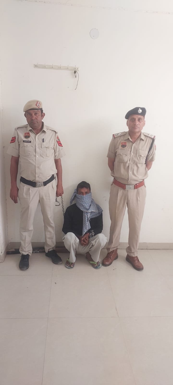 घर से सोना-चांदी के आभूषण व नगदी चोरी की वारदात सुलझी , आरोपी काबू ।