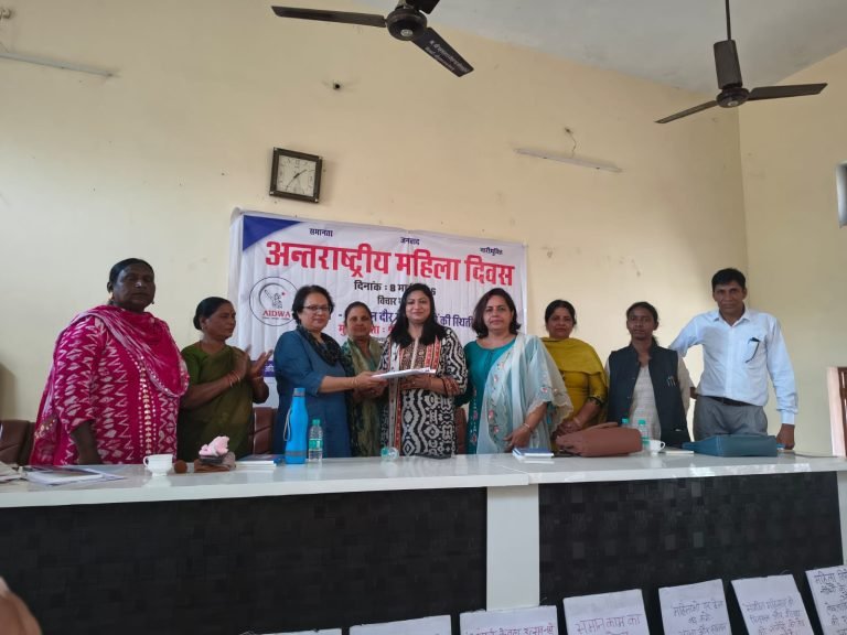लड़कियों को देवी बनाने की नहीं, बल्कि बराबरी का हक चाहिए: मनीषा हंस