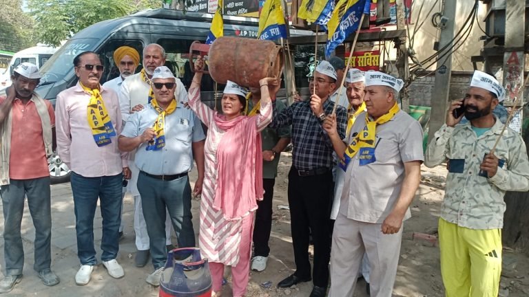 एलपीजी गैस की भयंकर किल्लत व बढ़े रेट को लेकर किया प्रदर्शन