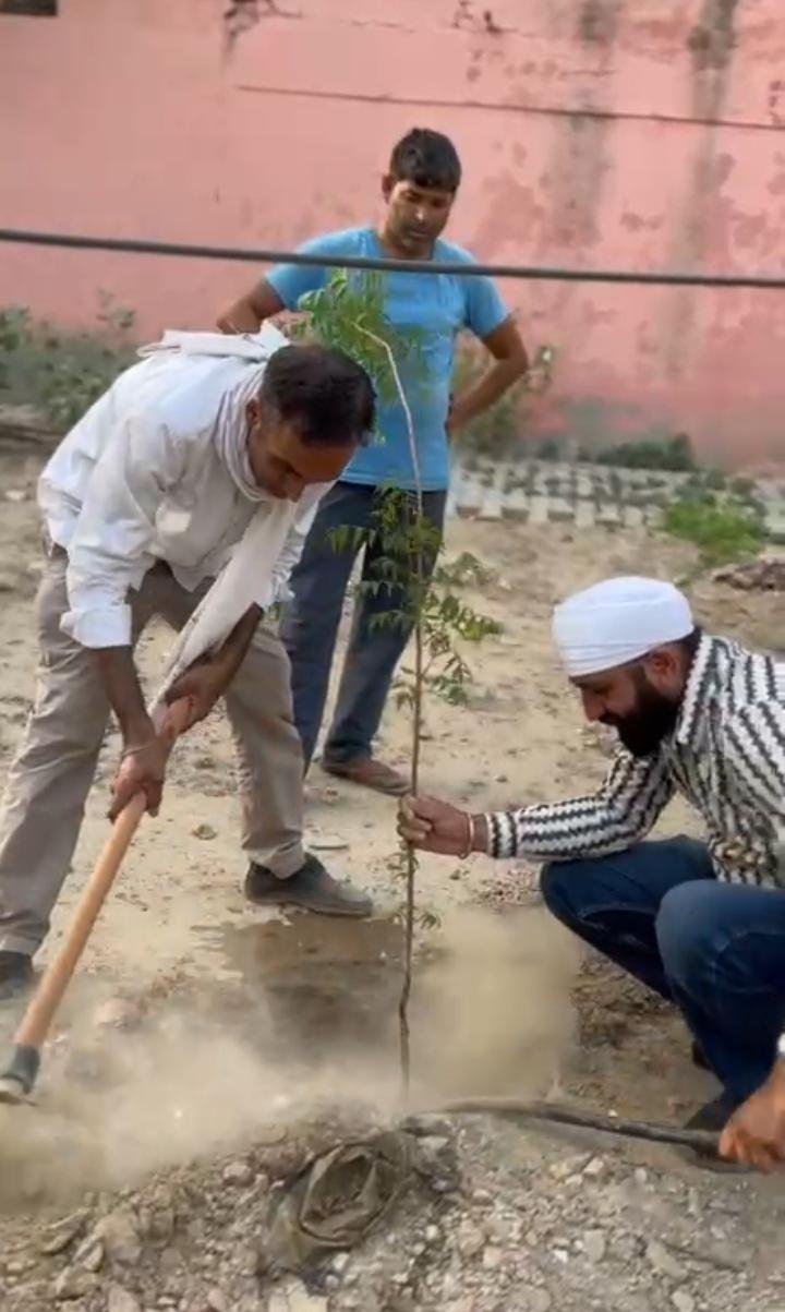 पर्यावरण संरक्षण की अलख जगा रहे समाजसेवी नरेश बजाज