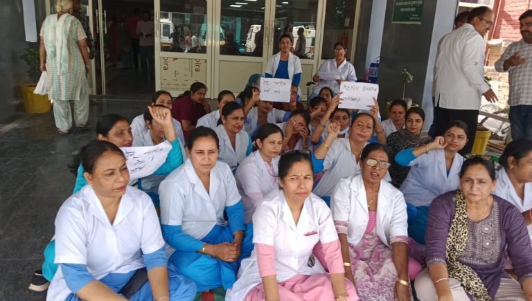 महिला आयोग की राज्य अध्यक्षा की टिप्पणी से खफा हुआ नर्सिंग स्टाफ